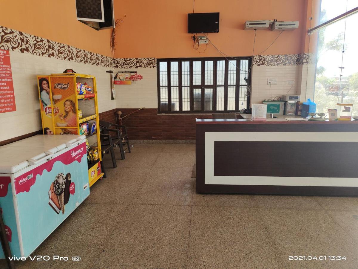 Hotel Purnima Palace Fatehpur  Екстериор снимка
